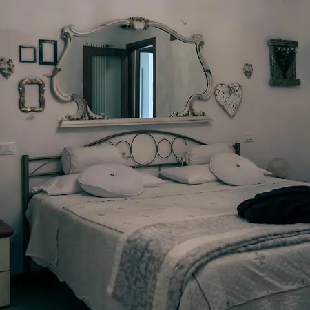 Casa Del Sole N° 2 White And Gold